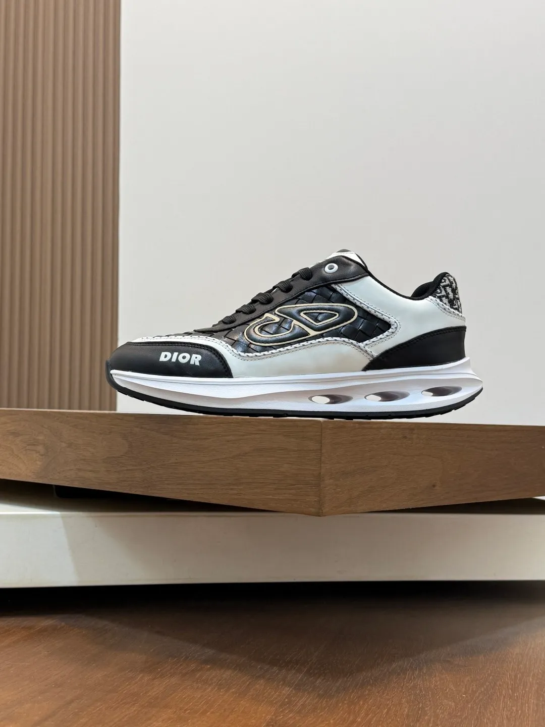 💰800 Dior's latest men's fashion sneakers. This item draws inspiration from retro jogging shoes. Featuring a thick, low-top design, it features a mesh fabric upper and an ultra-light rubber foam sole. The side is decorated with an embossed "Di~r" logo. Code number: 39-44 (order 38, 45, 46)